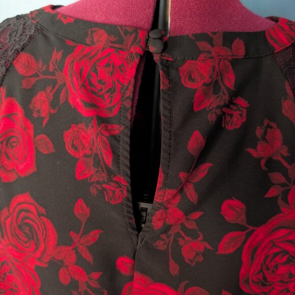 Black and Red top Torrid - Picture 2 of 4